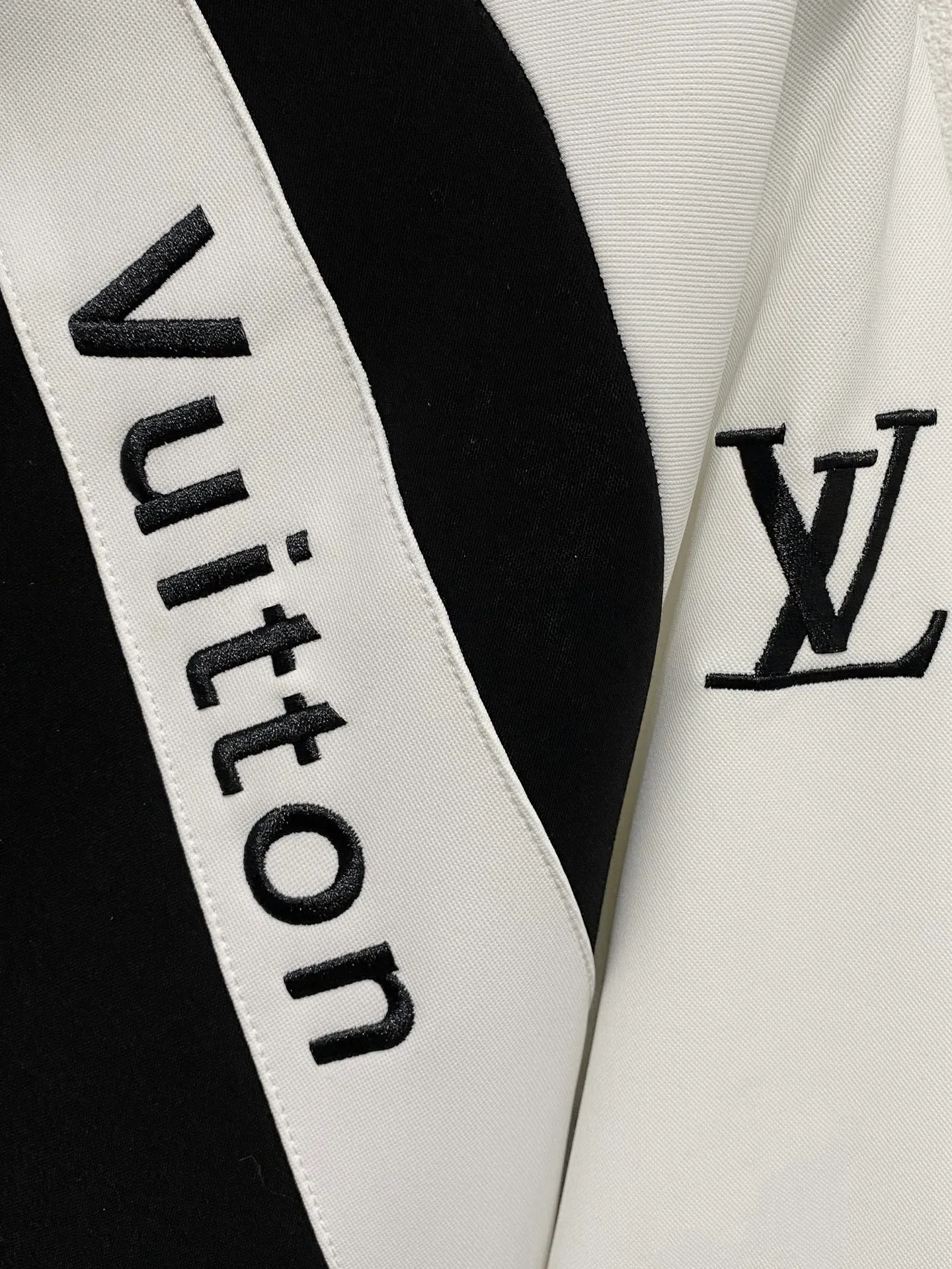 🅿️720 LV hot-selling suit is coming. Focus on the original version of the official website. 2025 new hot-selling cardigan suit. The original order is the best. 🇭🇰The meticulous work of top designers. It has a fitting and perfect upper body effect. All-natural high-quality Tencel Roman cotton 100%, close-fitting comfort, noble and elegant! Original hardware embodies elegance and nobility! Counter size: M-3XL (maximum wear up to 190 pounds)